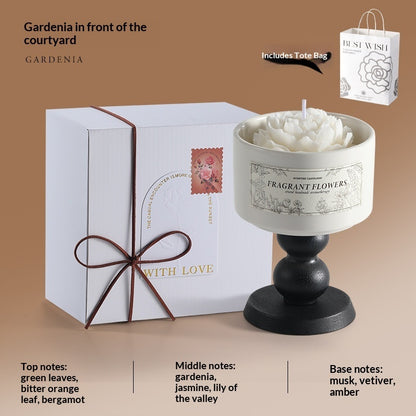 Detailed scent notes for Gardenia in front of the courtyard: Top notes: green leaves, bitter orange leaf, bergamot; Middle notes: gardenia, jasmine, lily of the valley; Base notes: musk, vetiver, amber