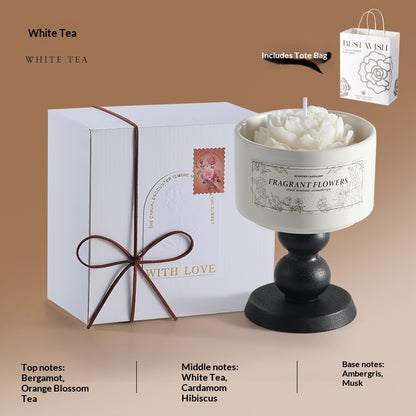 Detailed scent notes for White Tea: Top notes: Bergamot, orange blossom tea; Middle notes: white tea, cardamom, hibiscus; Base notes: ambergris, musk