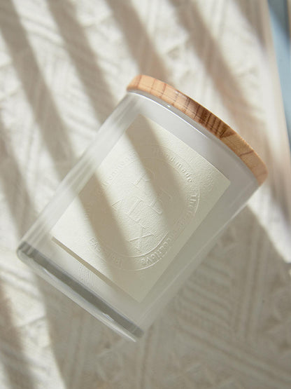 Luxury smokeless candle infused with Osmanthus essential oils for a warm winter aroma.